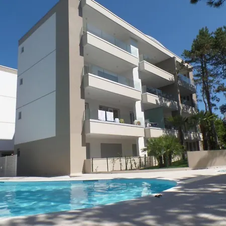 Modern And Equipped Living With Pool דירה *