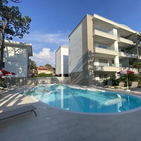 Modern And Equipped Living With Pool